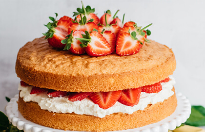 Victoria sponge cake with sliced strawberries