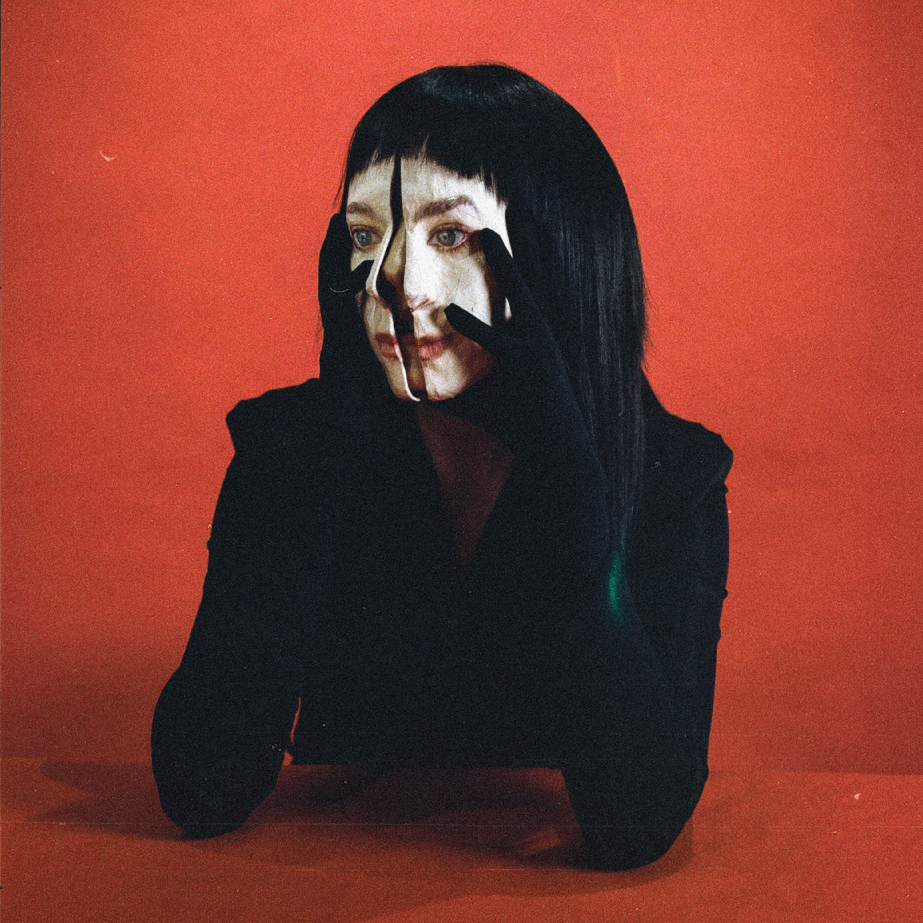 Allie X – Girl With No Face – Artwork
