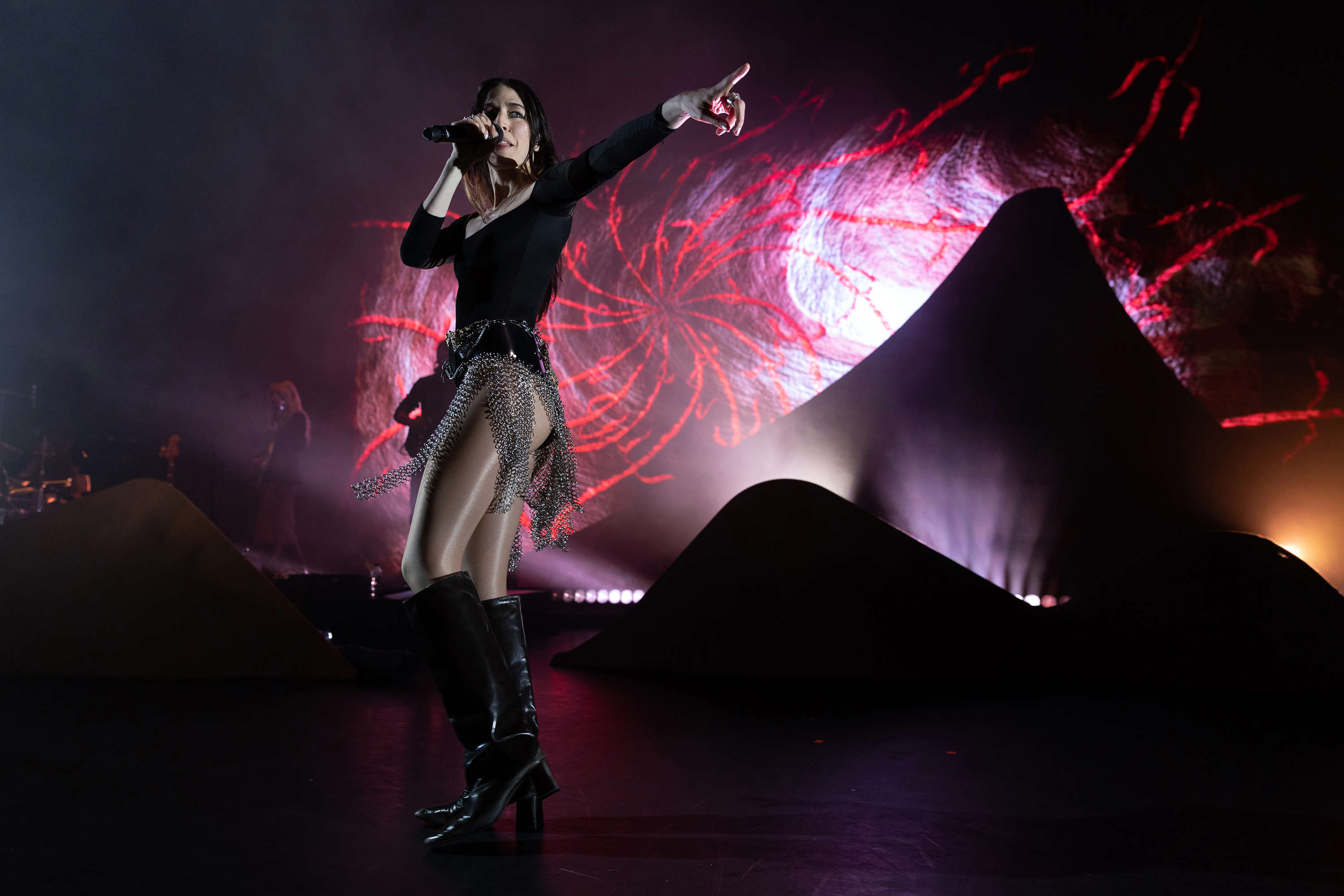 11 caroline polachek apollo 140223 burak