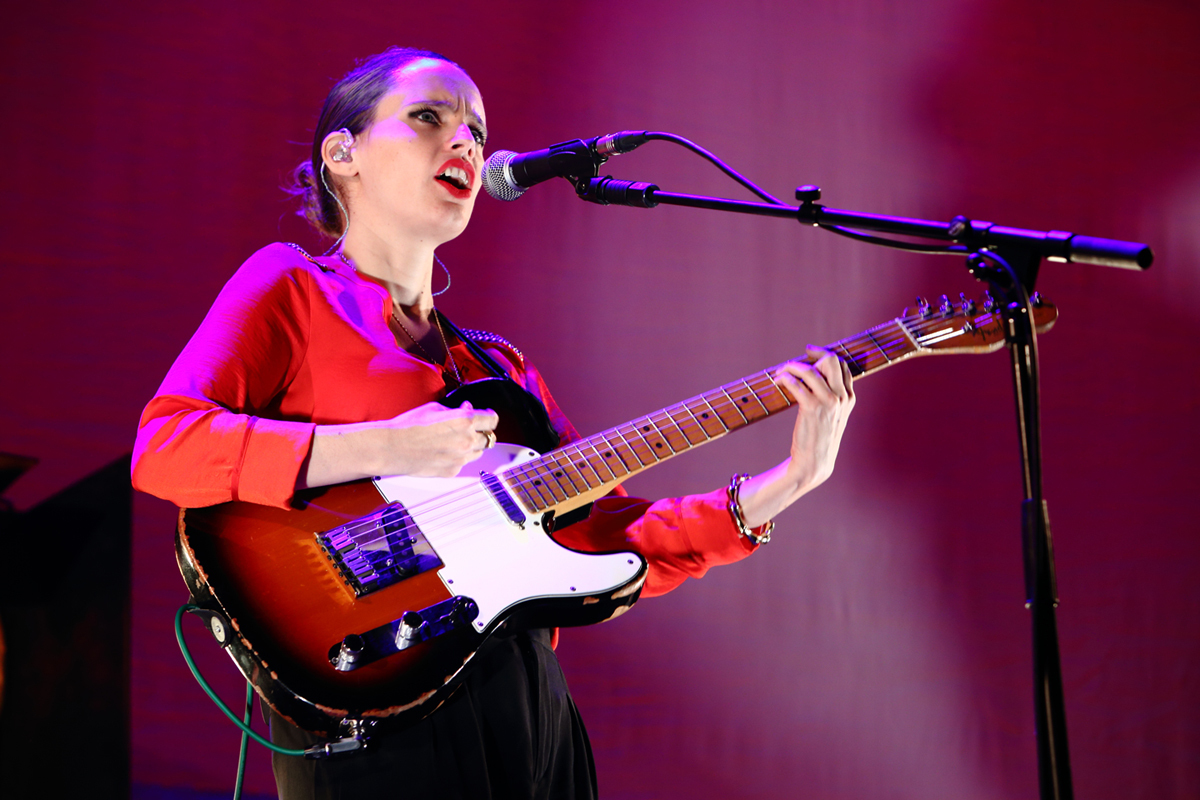 Anna calvi o2 291114 bc01