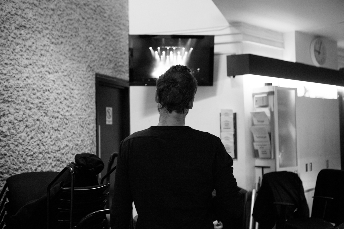 22 Watching Support Act Hauschka on a monitor backstage Winged Victory for the Sullen by Sonny Malhotra 0178