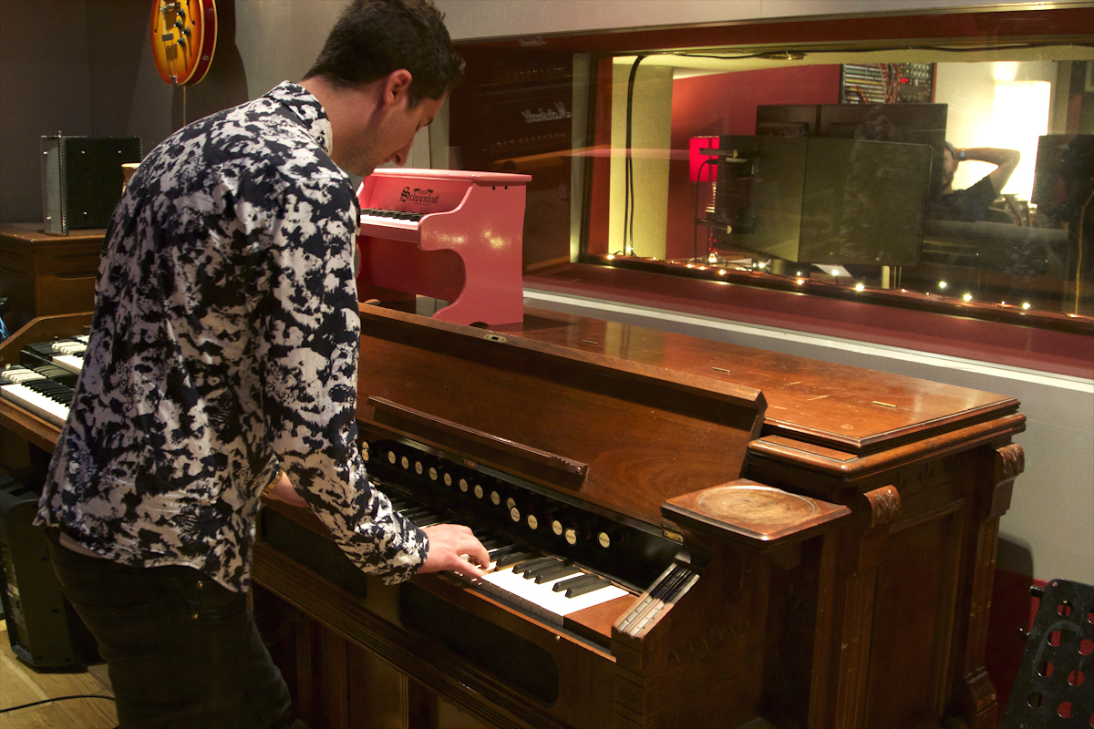 Alex playing a harmonium owned previously by Mr George Harrison An increble instrument from an incredible musician