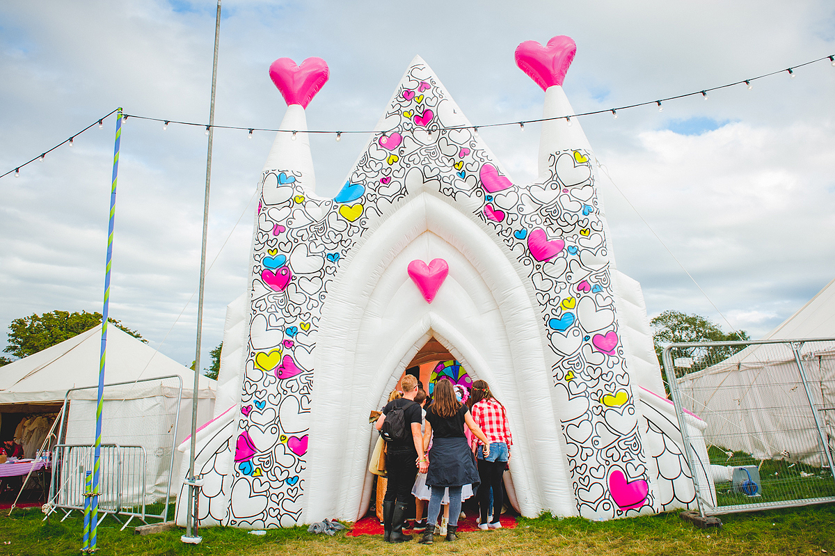 Atmosphere Wedding Chapel Bestival Gaelle Beri 02