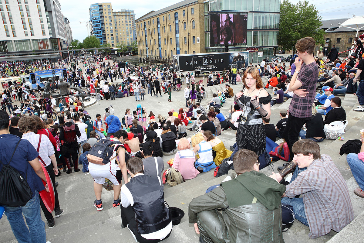 Comic con17 busy outside too