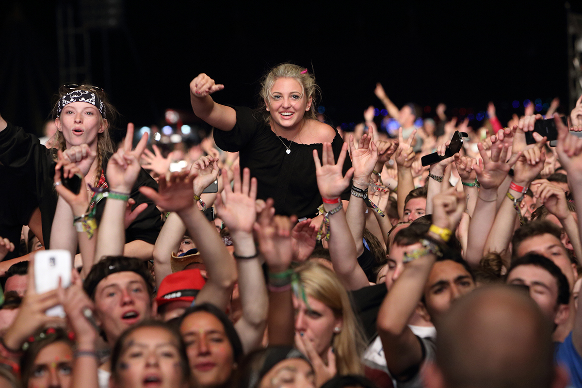 Crowd reading15 bc02