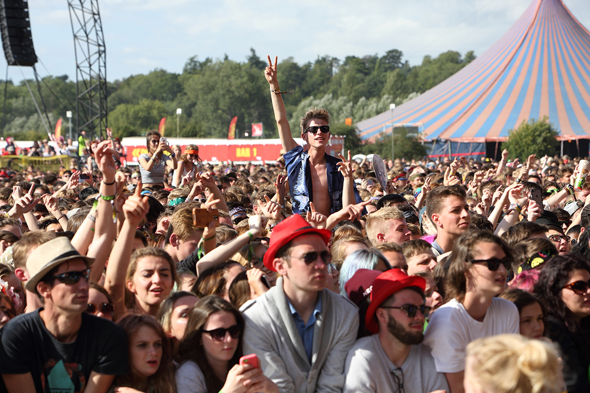 Crowd reading15 bc03