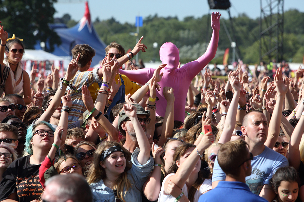 Crowd reading15 bc04