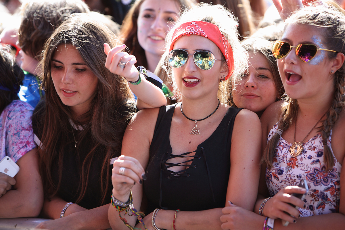 Crowd reading15 bc05