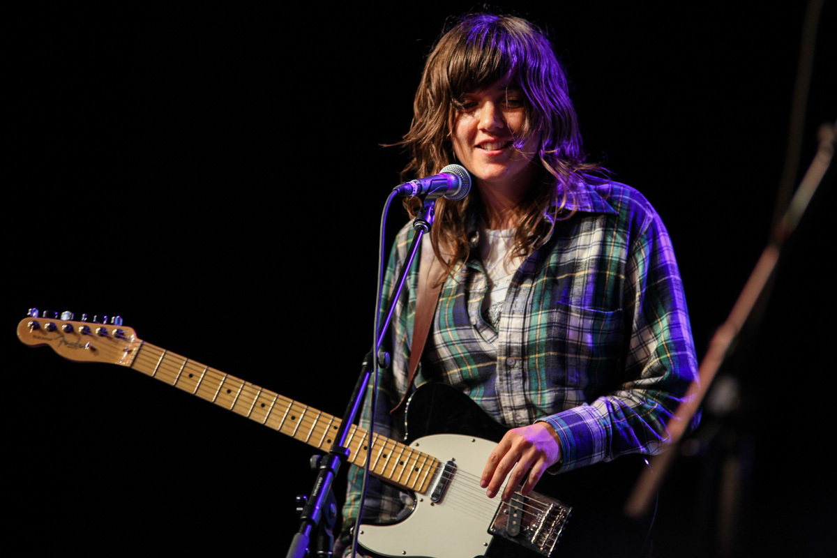 Courtneybarnett radiodaystage 32015 andypareti 1