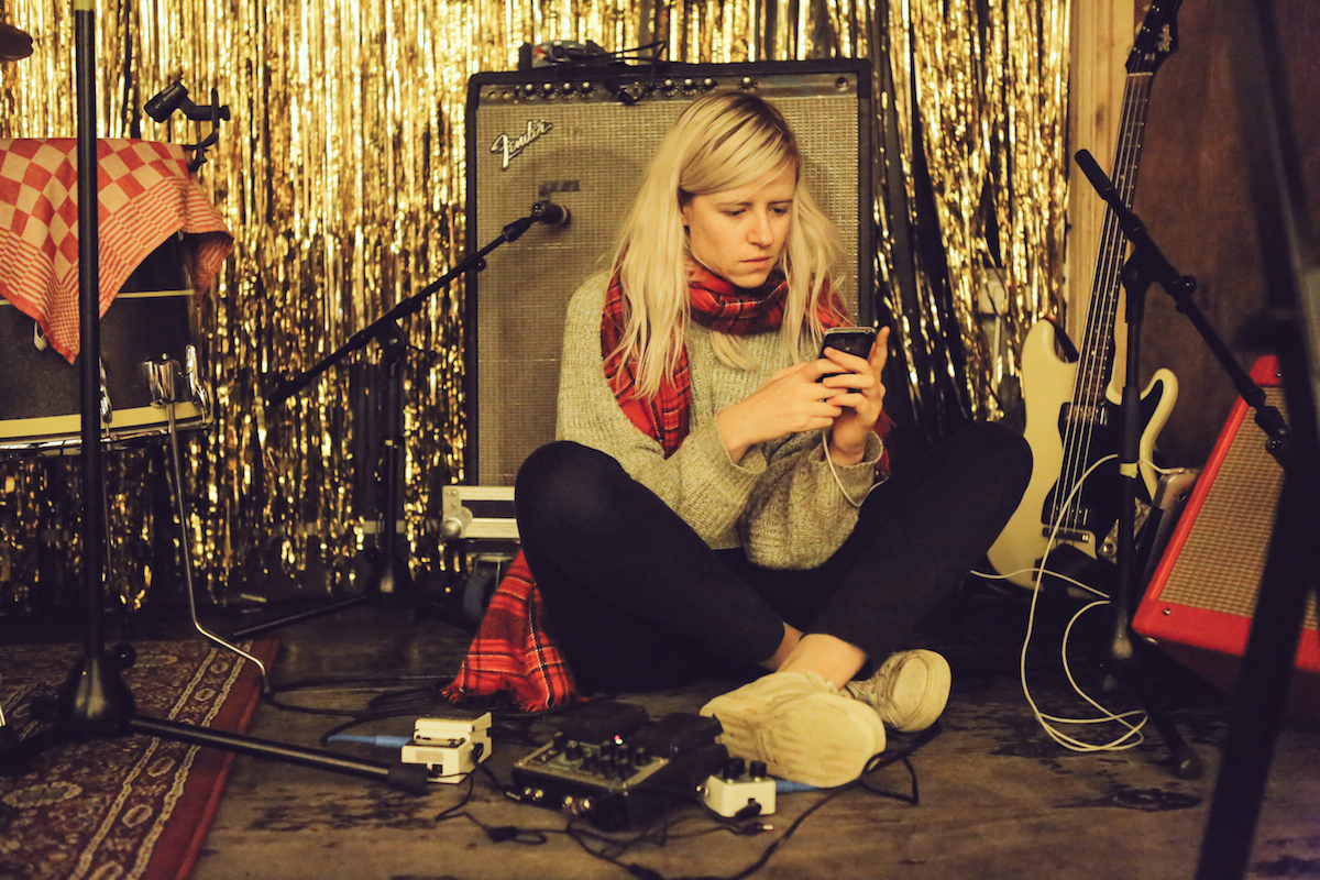 Amber Arcades Moth Club 201016 Sara Amroussi Gilissen03