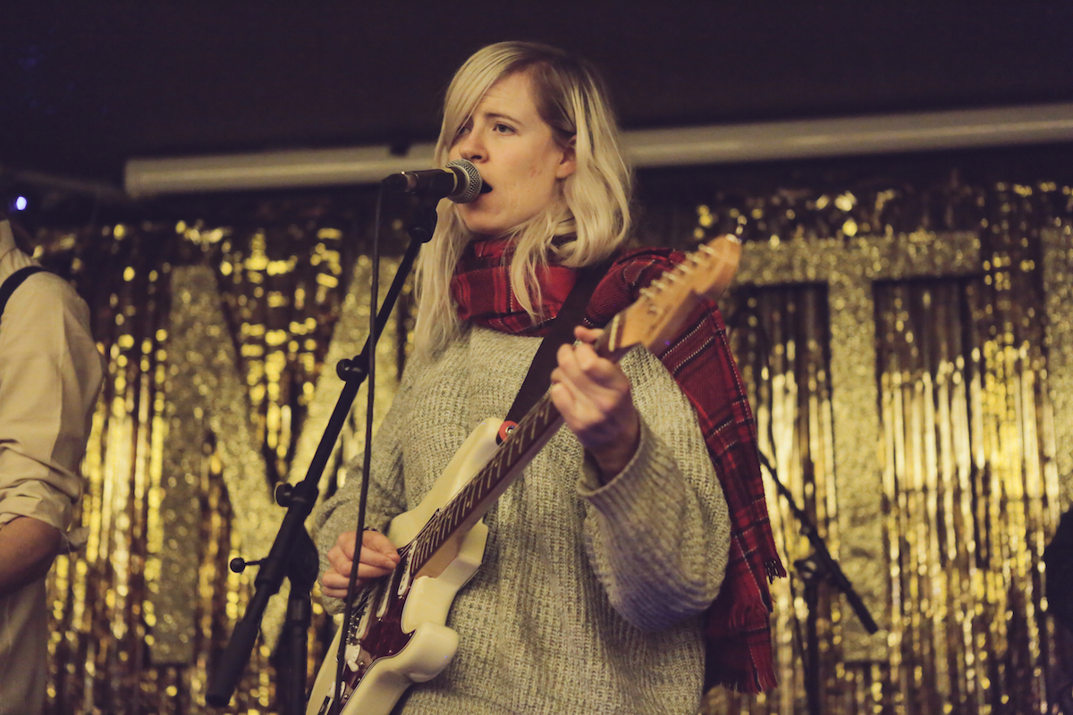 Amber Arcades Moth Club 201016 Sara Amroussi Gilissen09