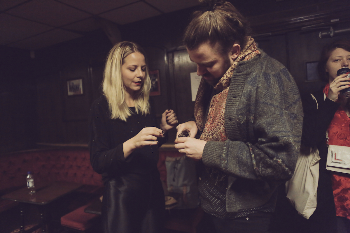 Amber Arcades Moth Club 201016 Sara Amroussi Gilissen15