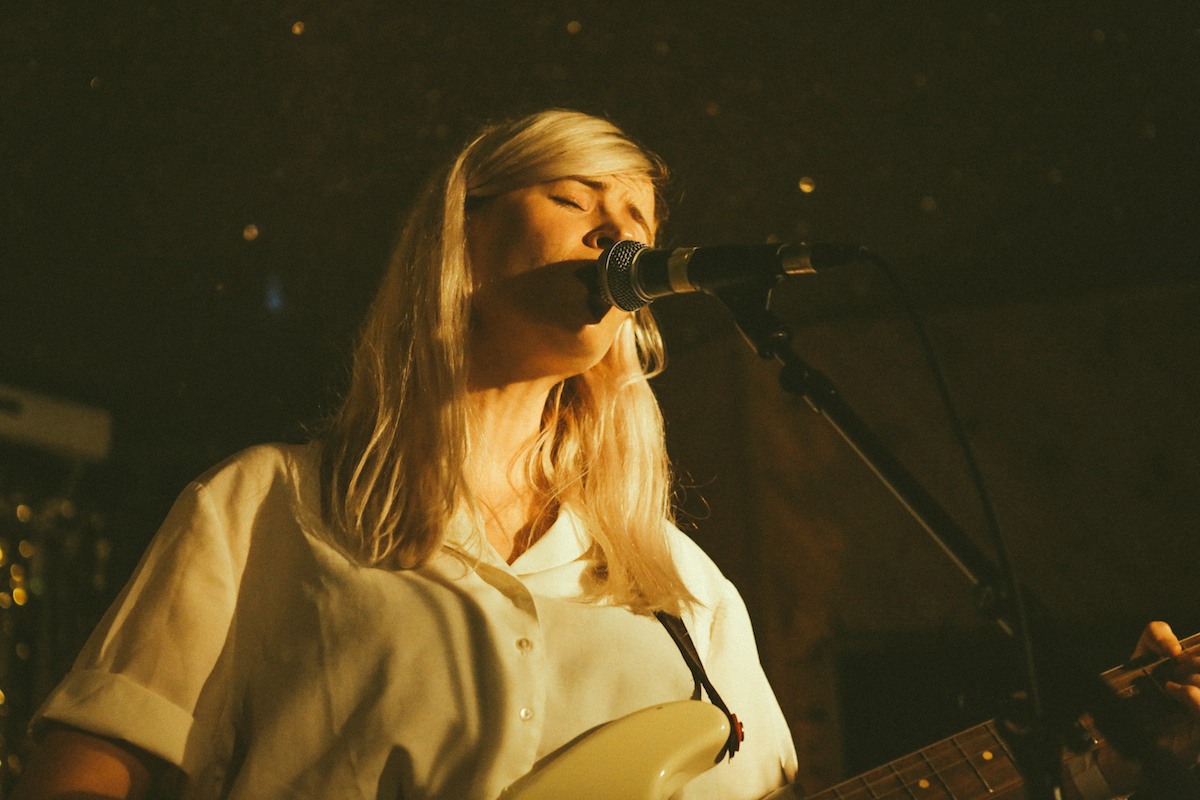 Amber Arcades Moth Club 201016 Sara Amroussi Gilissen18