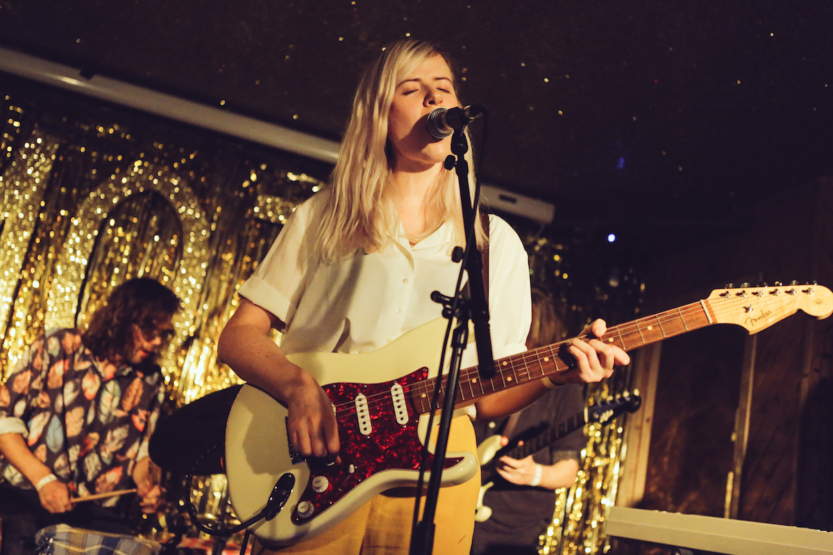Amber Arcades Moth Club 201016 Sara Amroussi Gilissen21