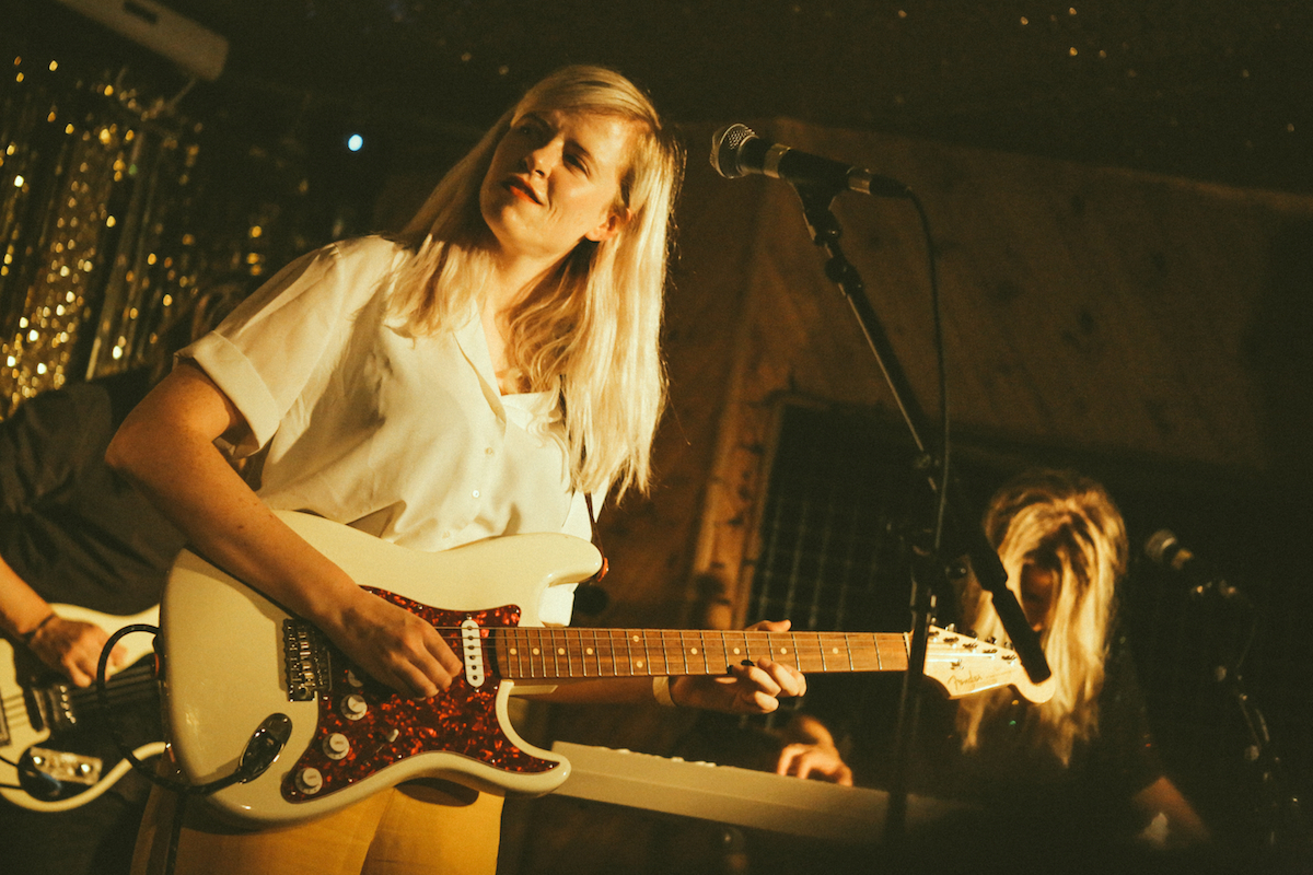 Amber Arcades Moth Club 201016 Sara Amroussi Gilissen24