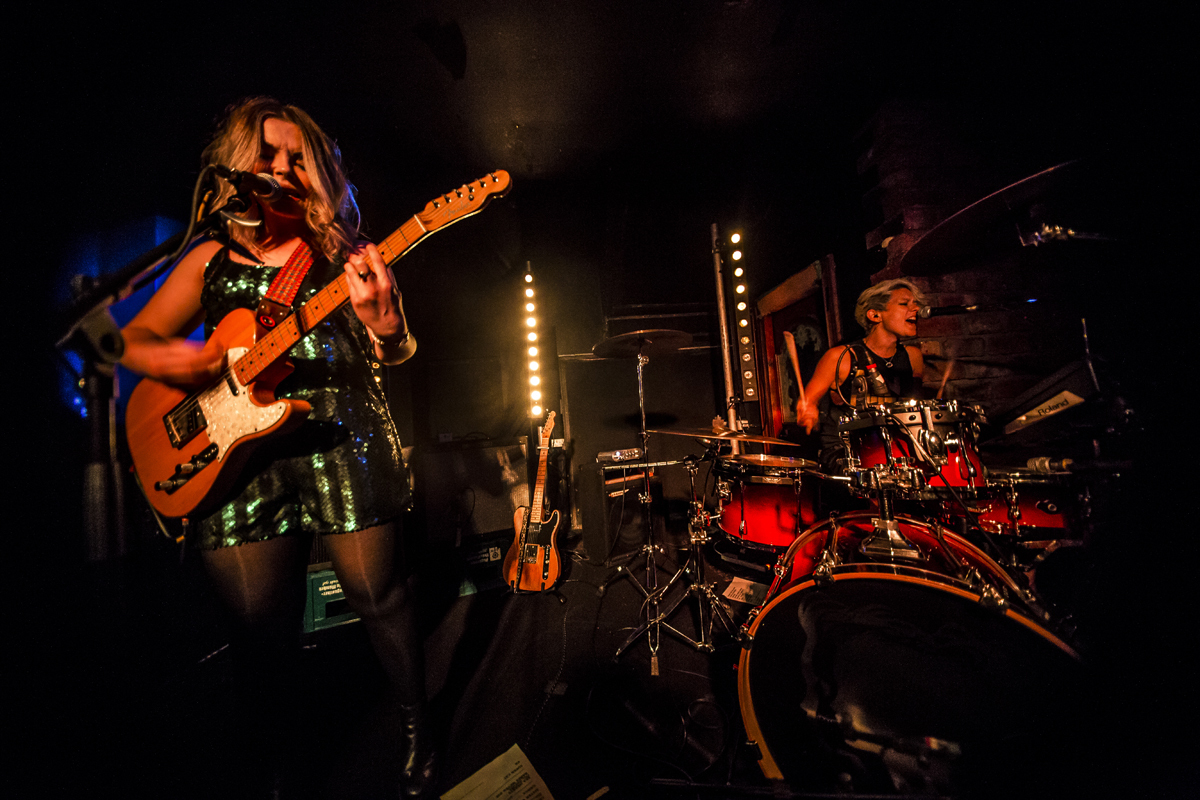 2 Honeyblood Hug and Pint 26092016 davidmcandrew
