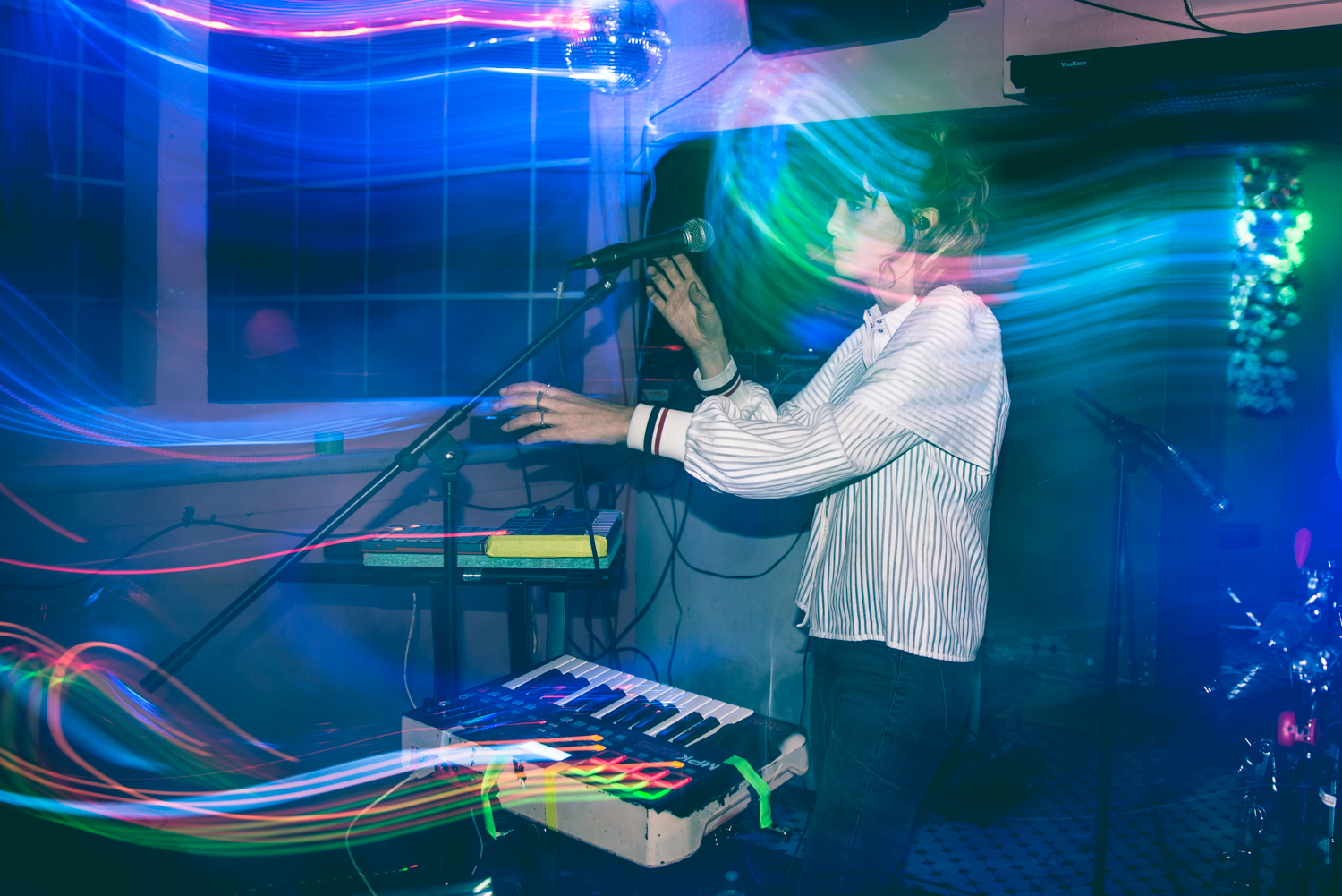 Noga Erez Elvis Guesthouse NYC 12 5 16 Julia Drummond 5615
