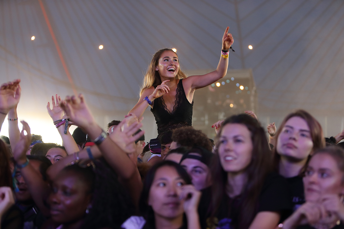 Crowd reading16day1 bc01