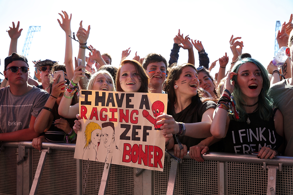 Crowd reading16day1 bc02