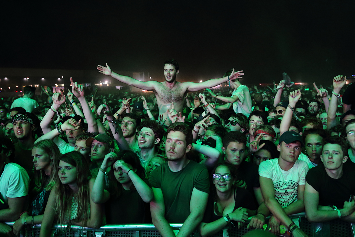 Crowd reading16day1 bc03