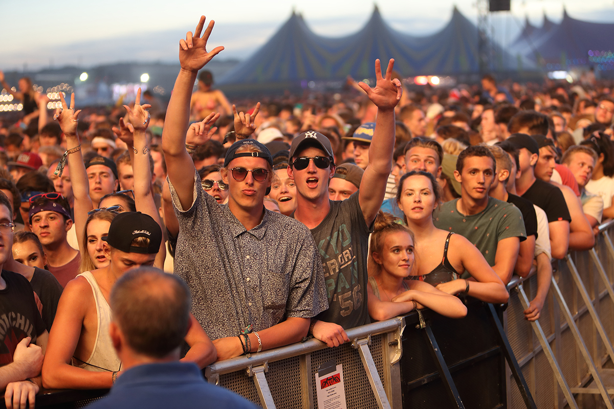 Crowd reading16day1 bc06