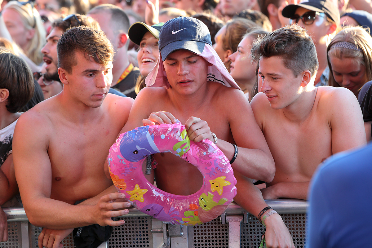 Crowd reading16day1 bc07