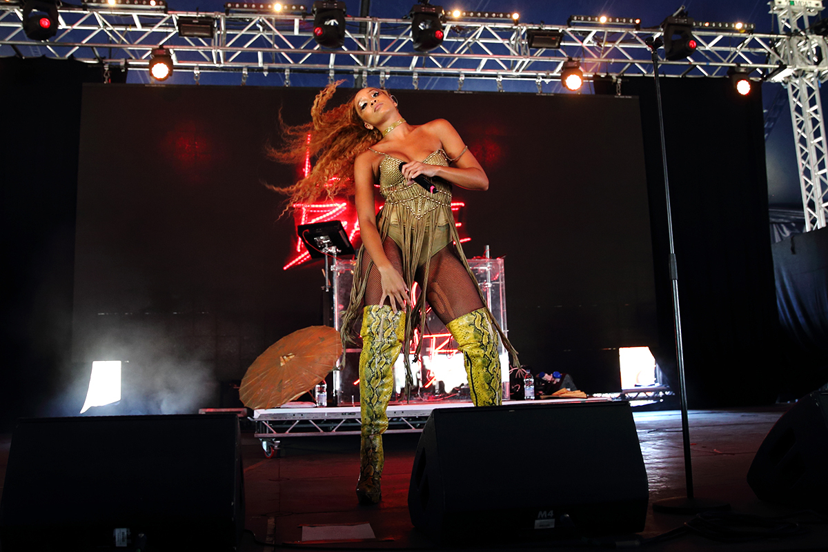 Lionbabe reading16 bc