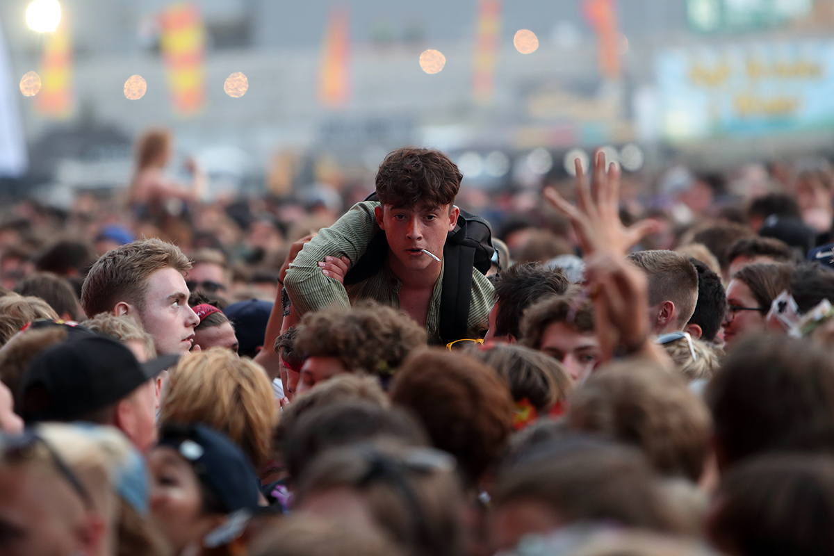 Crowd reading16day2 bc1