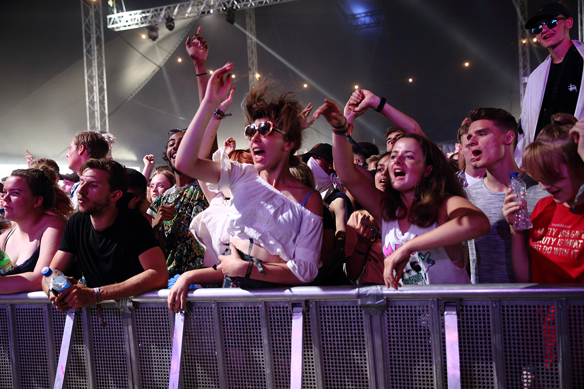 Crowd reading16day2 bc3