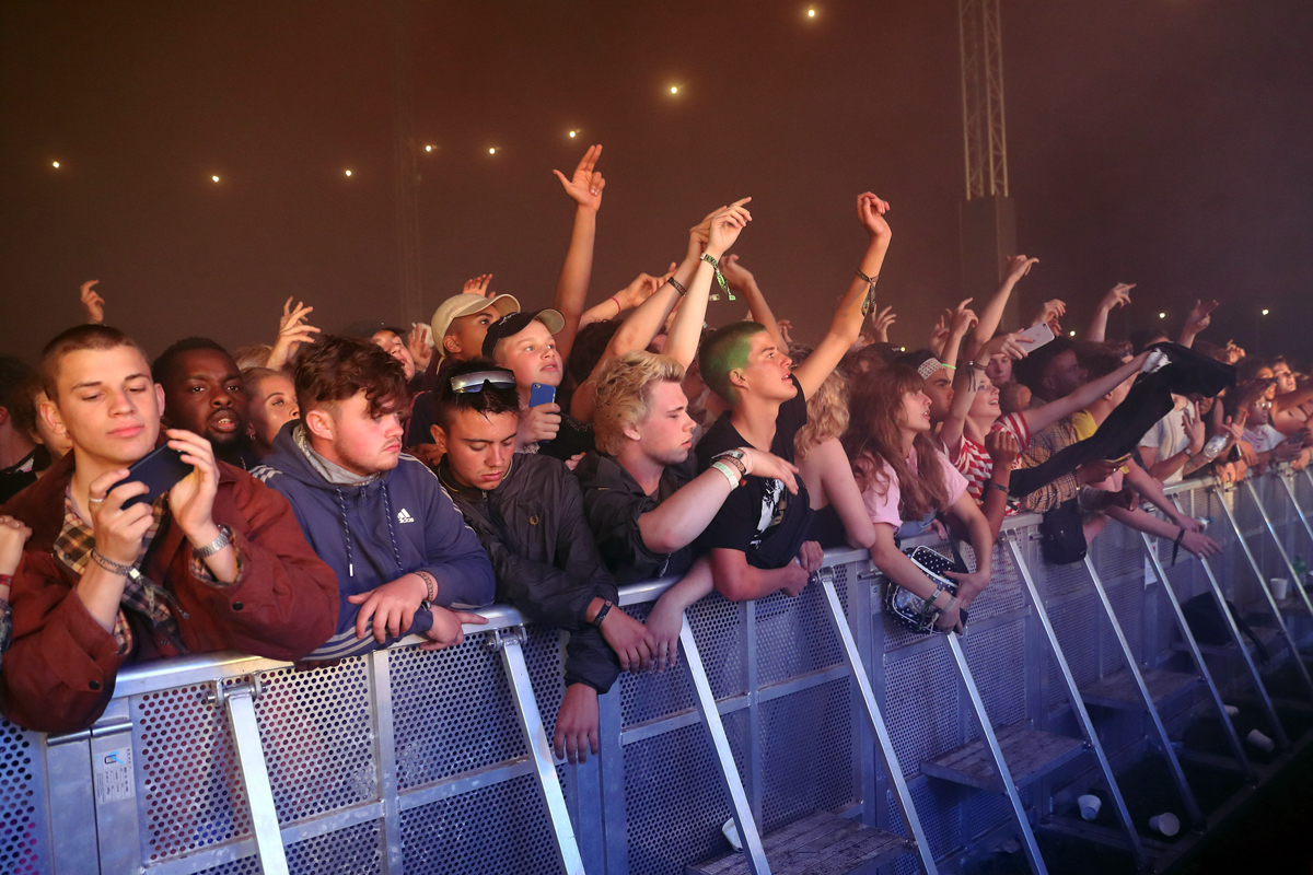 Crowd reading1628 bc1