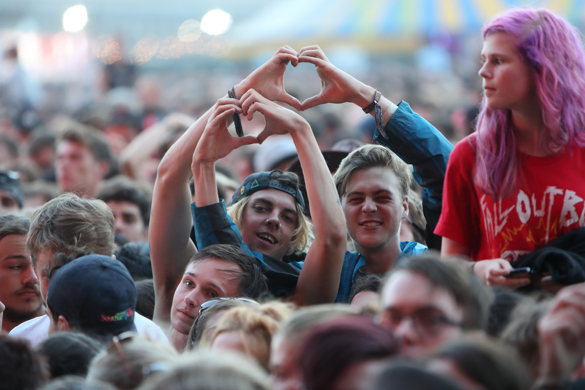 Crowd reading1628 bc2