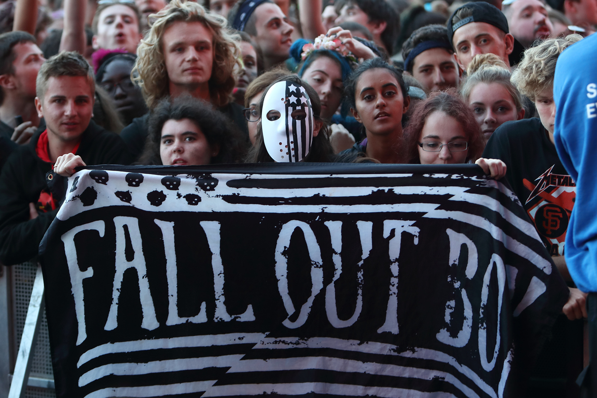 Crowd reading1628 bc3