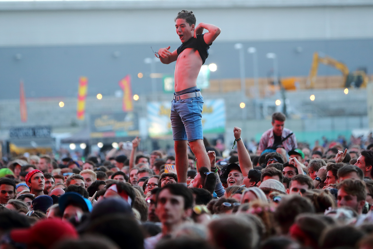 Crowd reading1628 bc4