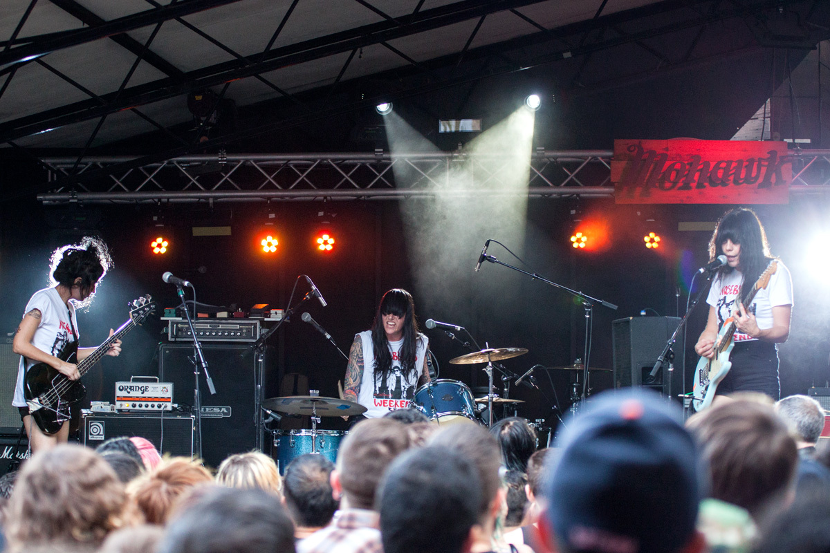 Coathangers mohawk 060516 andypareti 2