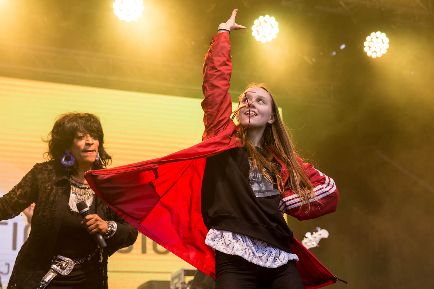 Sisters Sledge 5 with crowd dancers