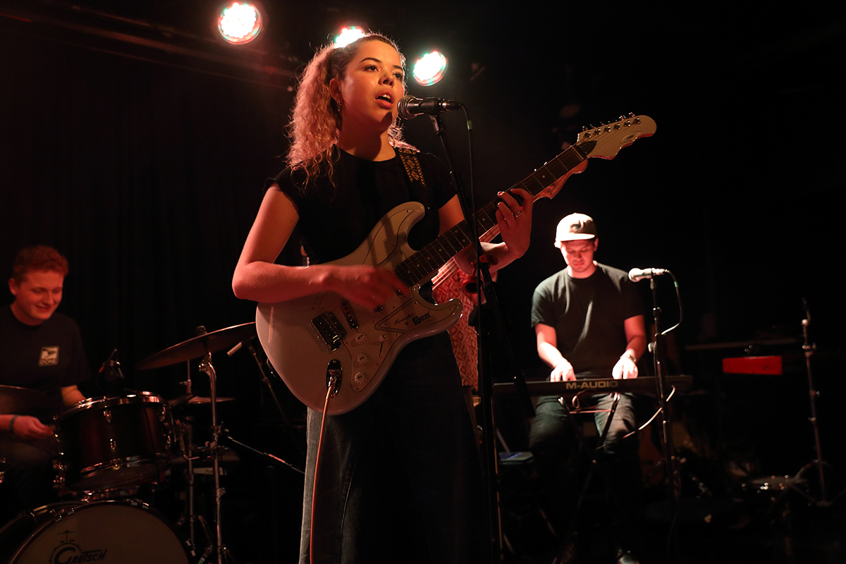 Nilufer yanya 11117 lex bc02