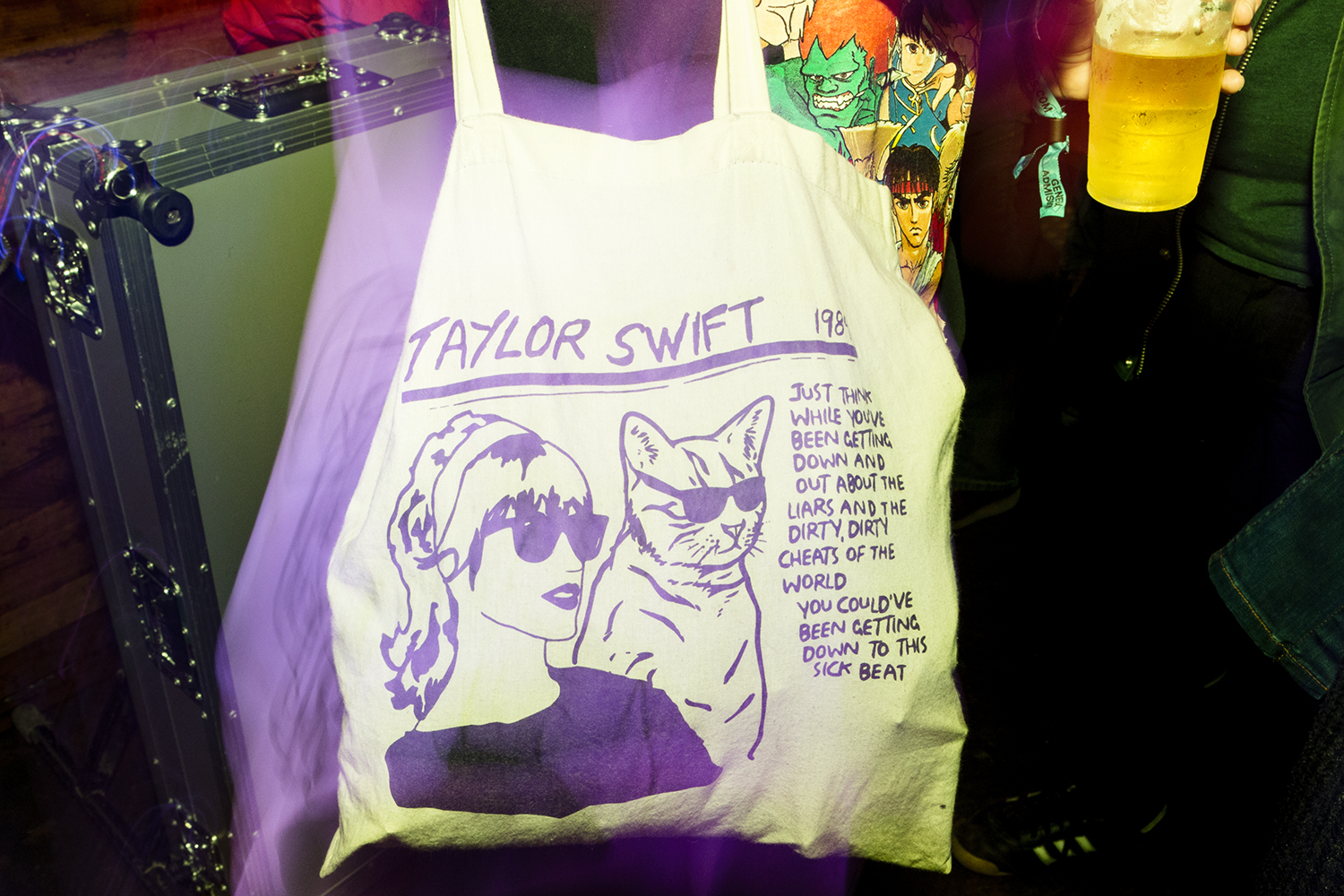 LAT Taylor Swift tote bad Leeds 29 03 17 Chris Almeida