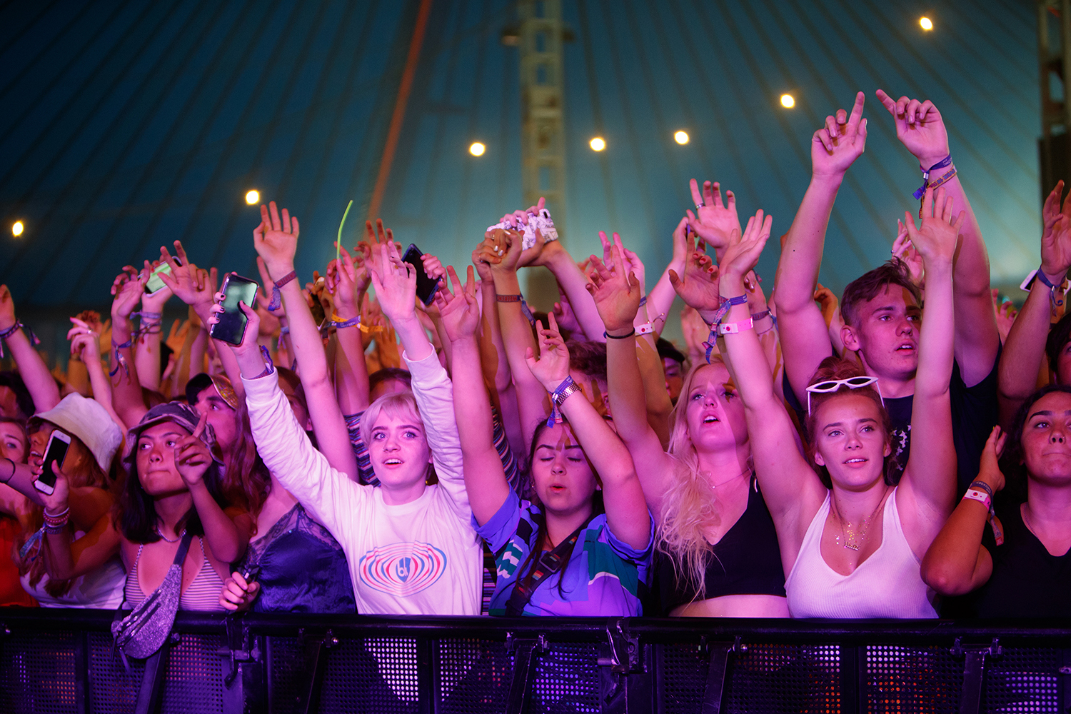 Crowd reading18 bc08