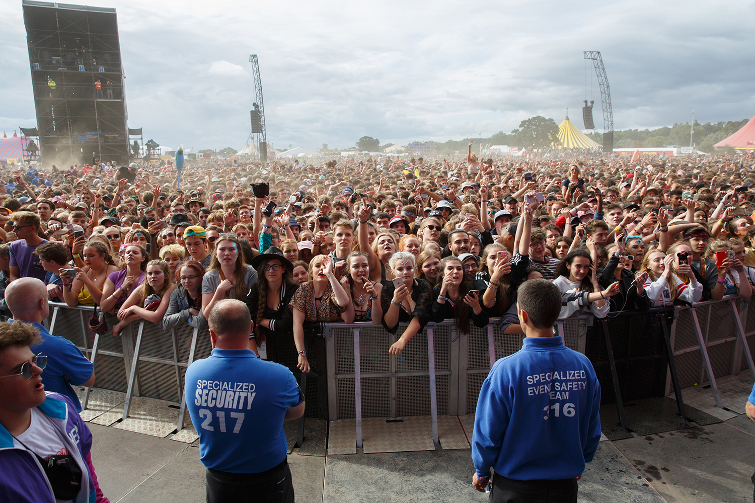 Crowd reading18 bc14