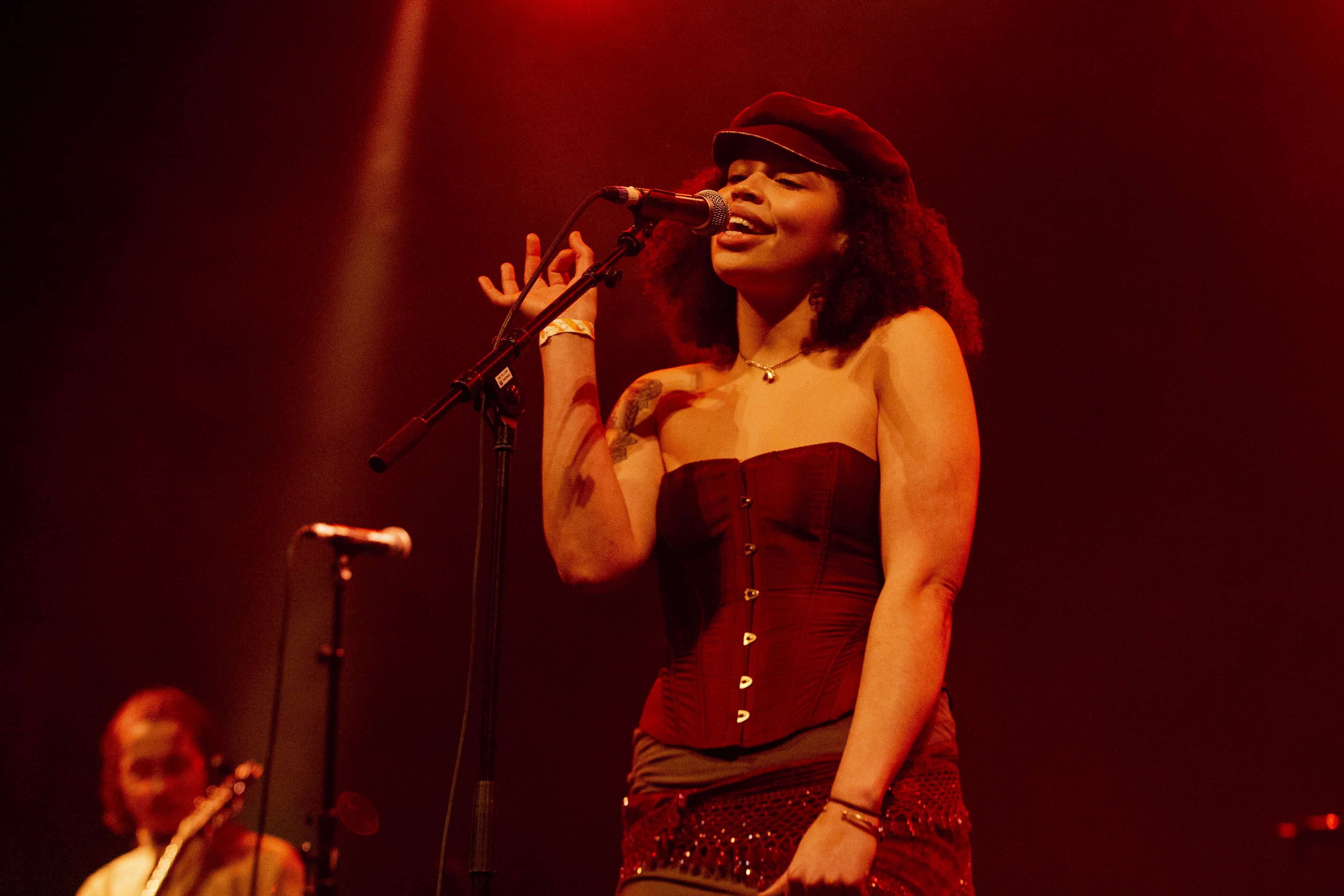 AU5 Y4995 Roundhouse Bel Cobain Lloyd Winters