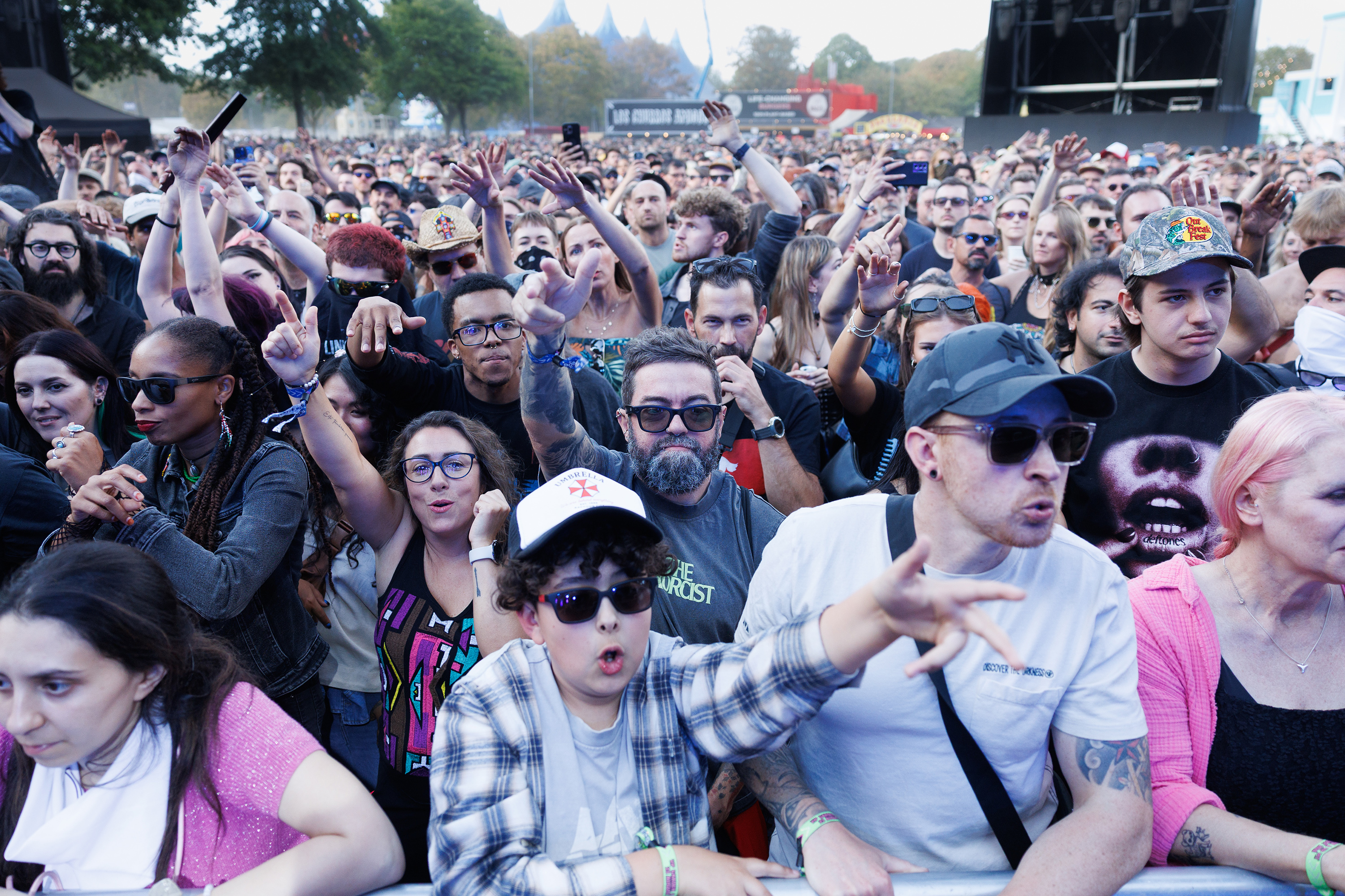 Outbreak crowd burak cingi07