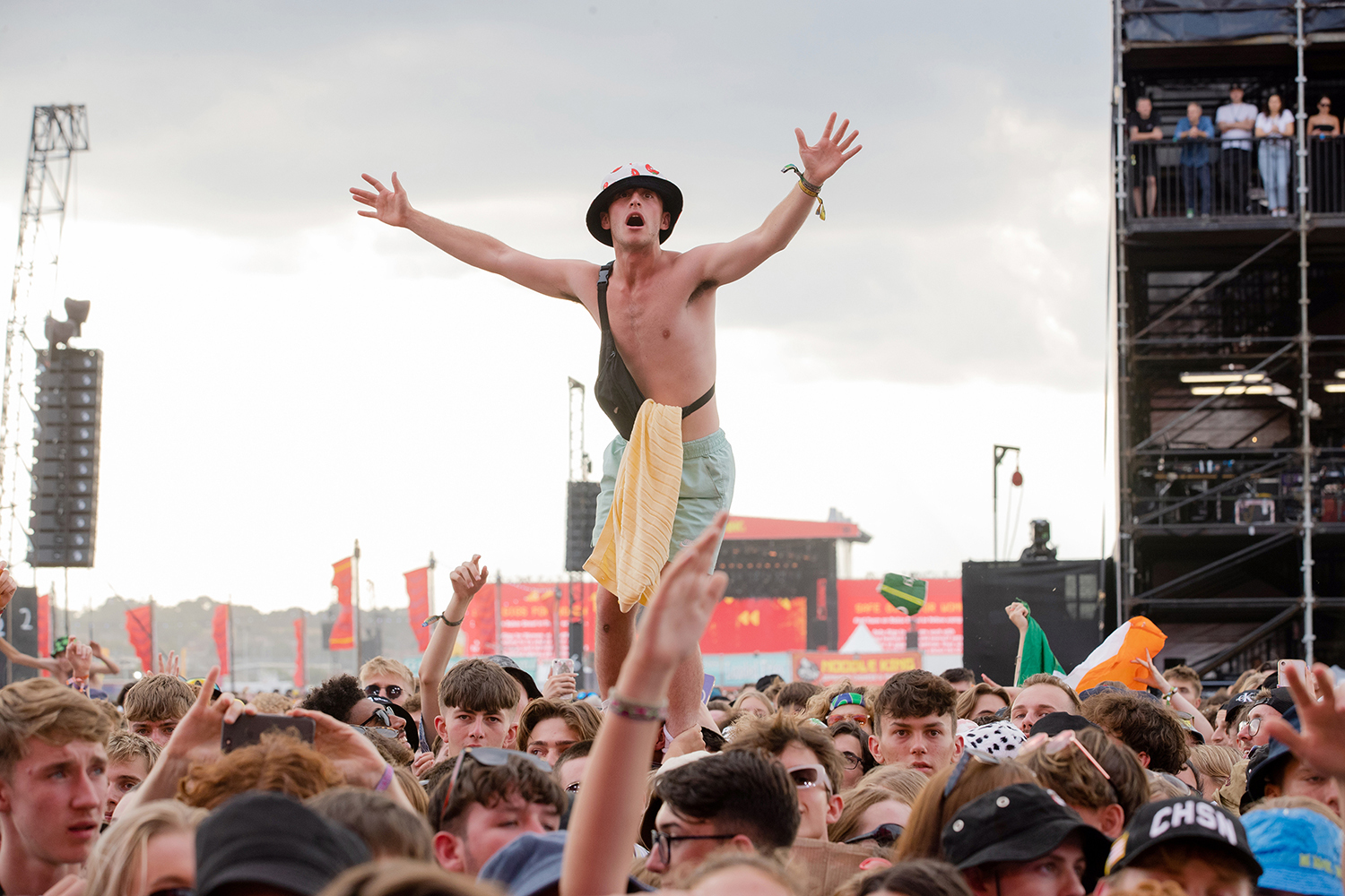 Lq crowd reading22 bc2