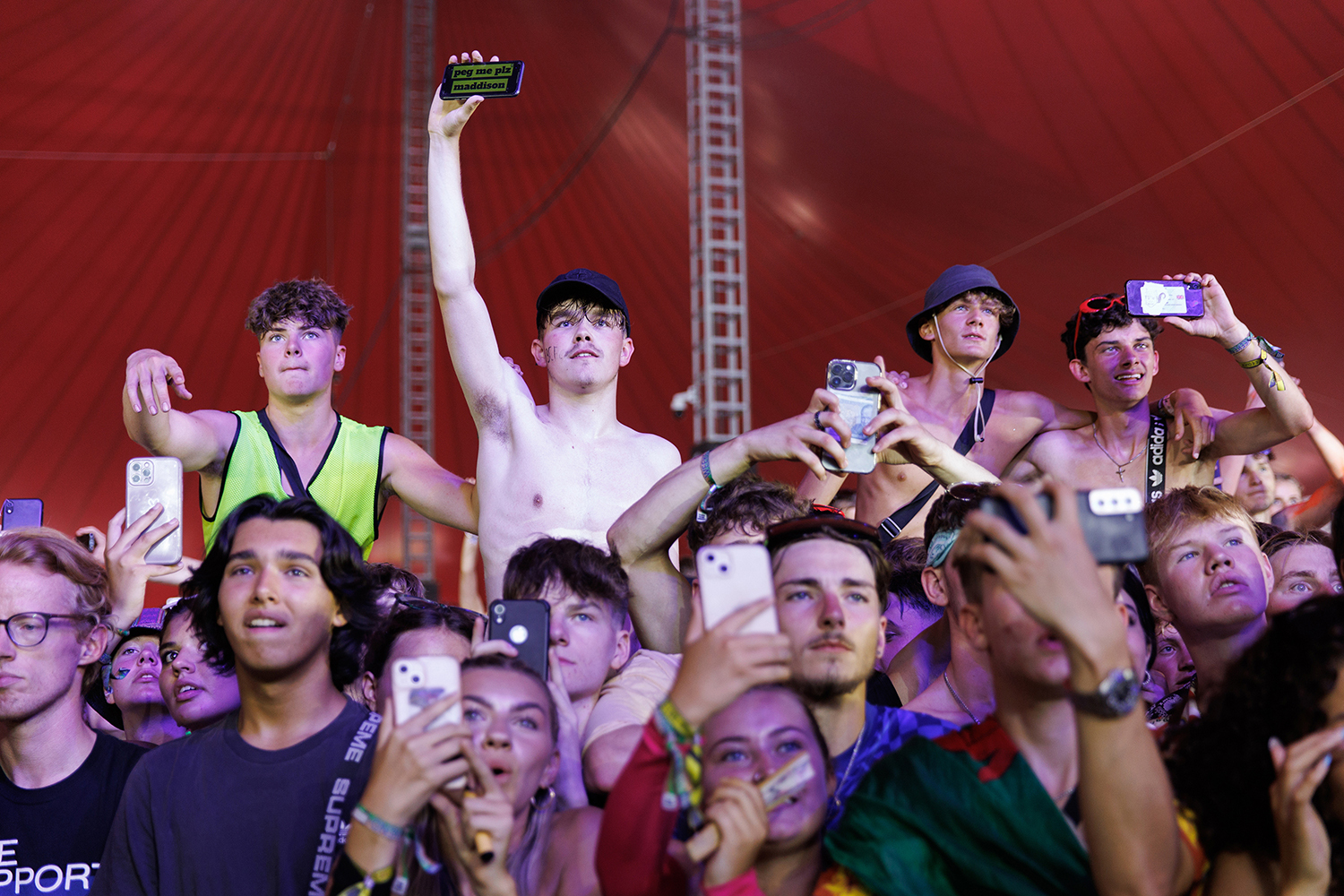 Lq crowd reading22 bc3