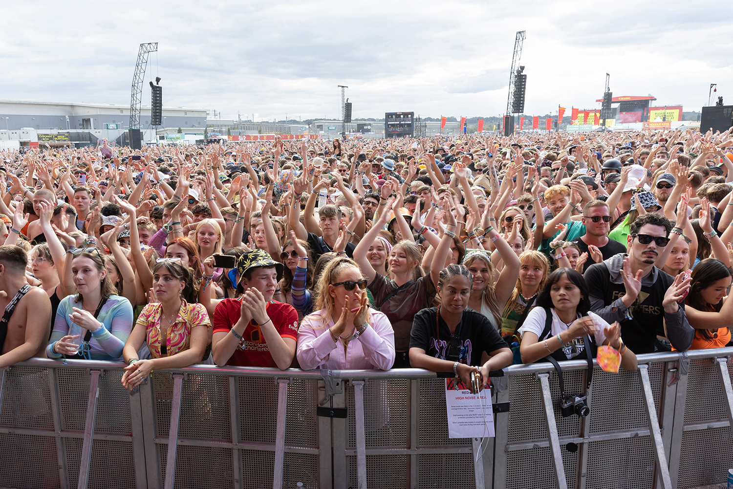 Lq crowd reading22 bc3