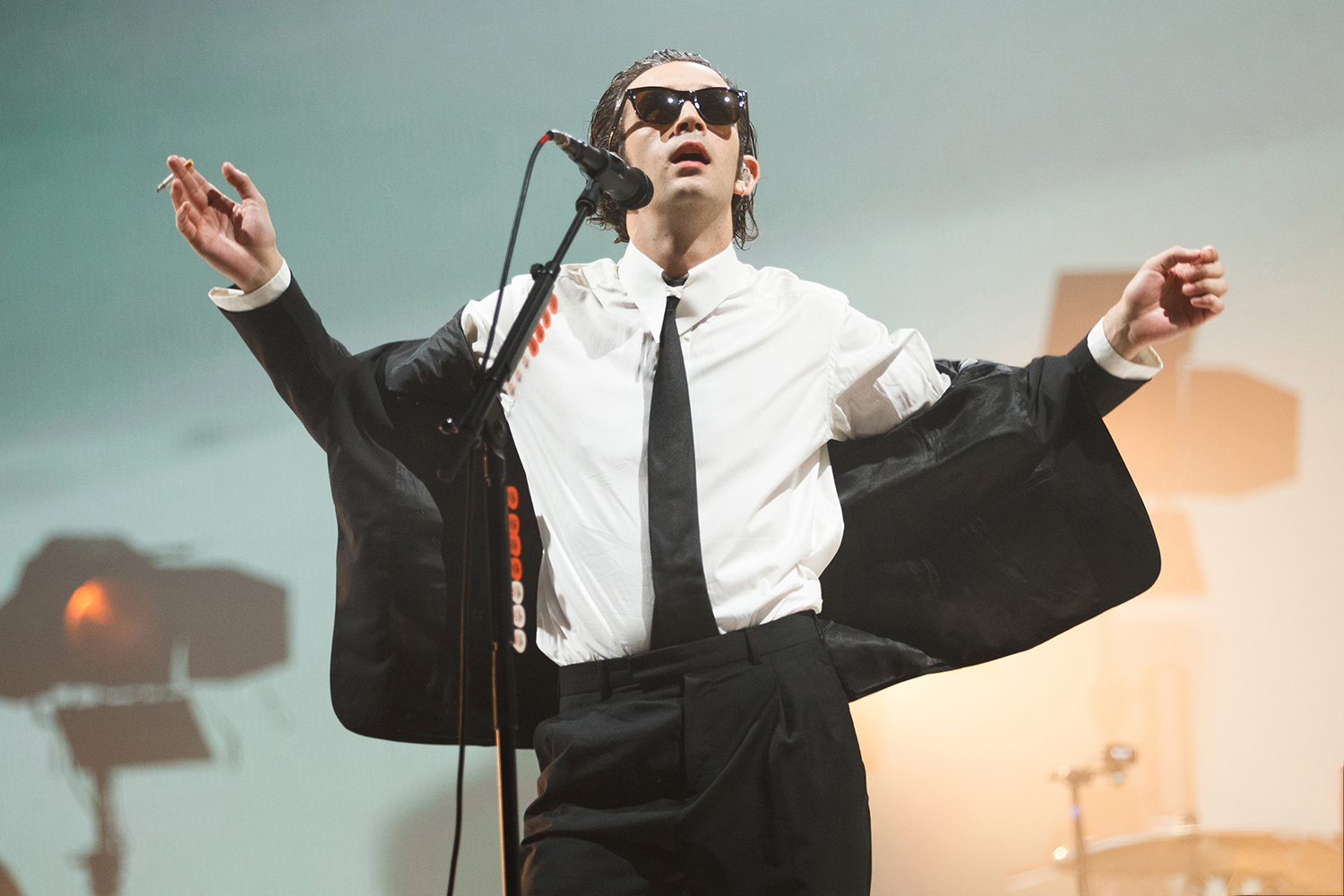 Lq the 1975 reading22 bc2