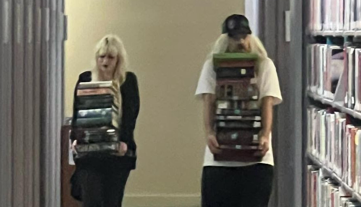 100 gecs carrying books