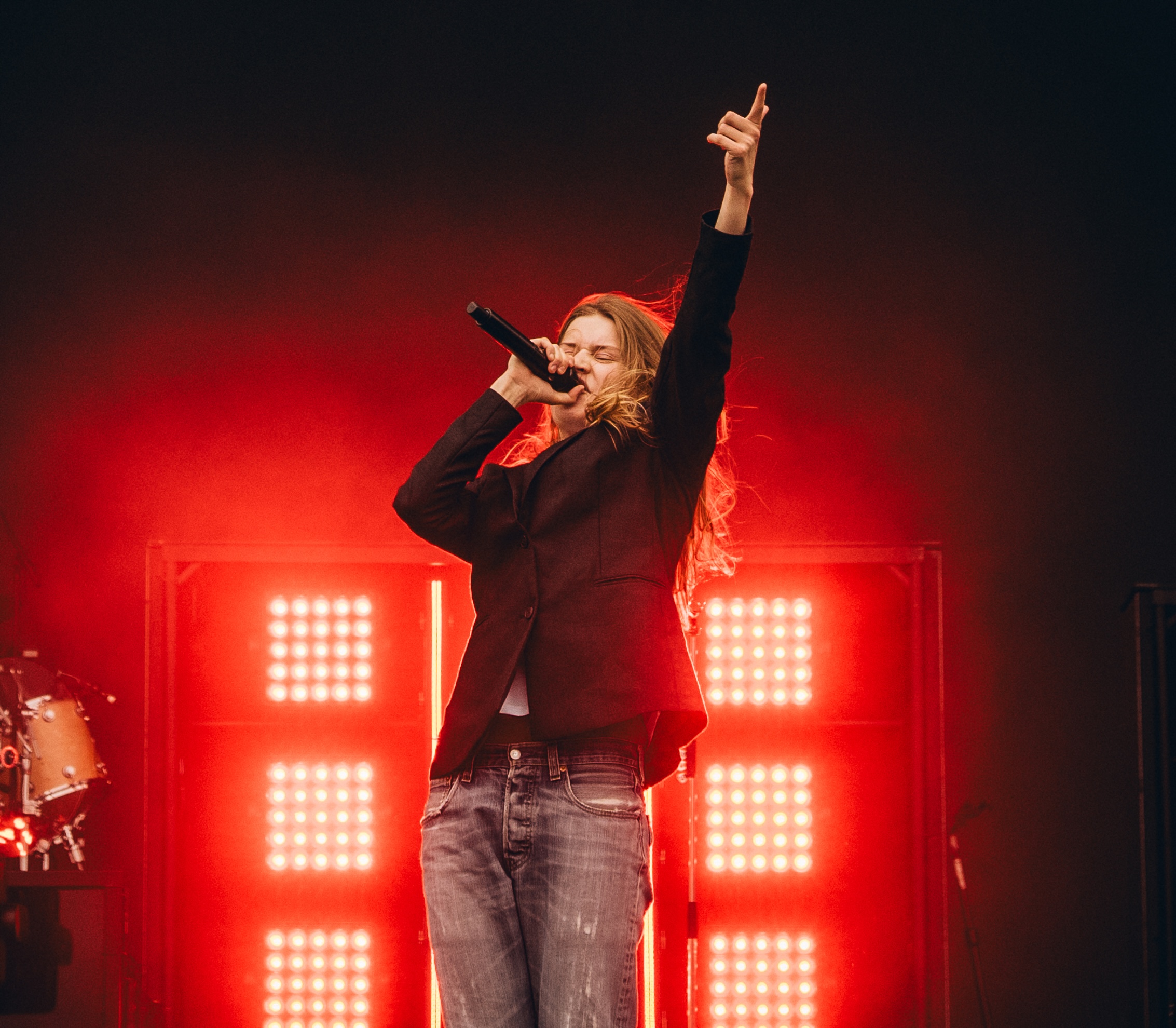 20250711 NOS ALIVE GIRL IN RED JOSE FERNANDES DSC04929