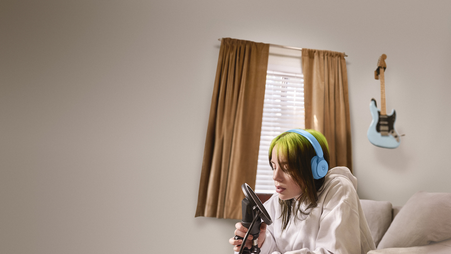 419 Billie Eilish Solo Pro Light Blue 0318 R4