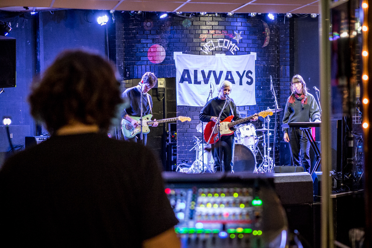 ALVVAYS Leeds 22 Jan 2015 Mike Hughes 0010