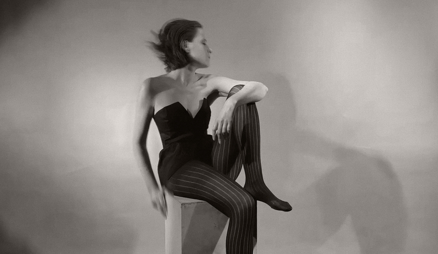 Amber Arcades blurred face arm on knee